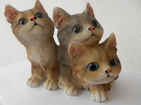 Figur 3 Katzen kuschelnd braun und hellgrau