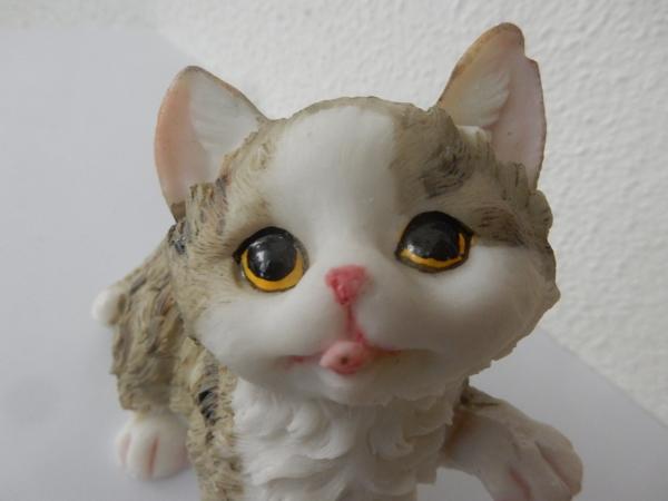 Katze Figur mit erhobener Pfote