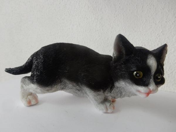 Figur Katze schwarz-weiß sich anschleichend