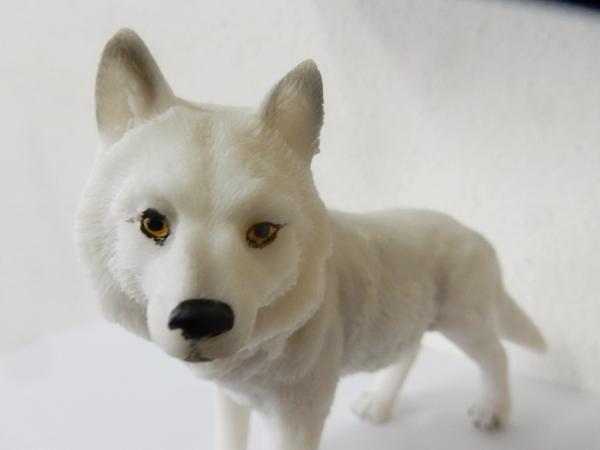 Weißer Wolf Figur stehend